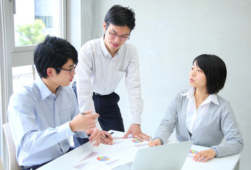 企画会議中の男女