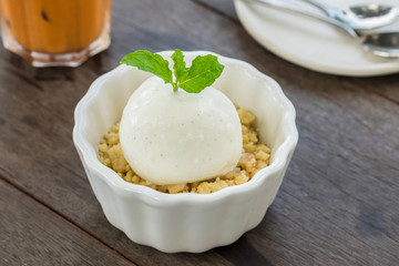 Apple crumble with vanilla ice cream