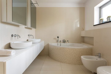 Fototapeta na wymiar Creamy bathroom with minimalist furniture