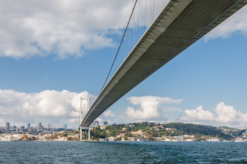 Naklejka premium Słoneczny widok z łódki przyjemności do Bosforu, Stambuł, Turcja.