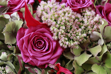 Obraz na płótnie Canvas how to make floral arrangement with gloriosa superba, rose, hort