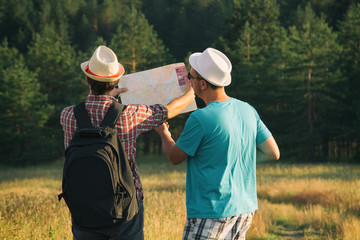 Naklejka premium Hiker travelers trying to find a way in nature.