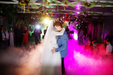 Luxury first wedding dance of newlyweds with heavy smoke and dif