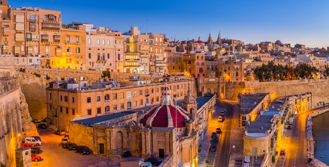 Valletta, Malta - The traditional houses and walls of Valletta, the capital city of Malta on an early summer morning before sunrise with clear blue sky - obrazy, fototapety, plakaty
