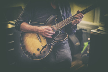 Naklejka premium Man playing guitar
