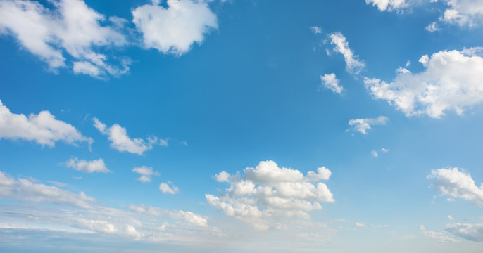 голубое небо с белыми облаками