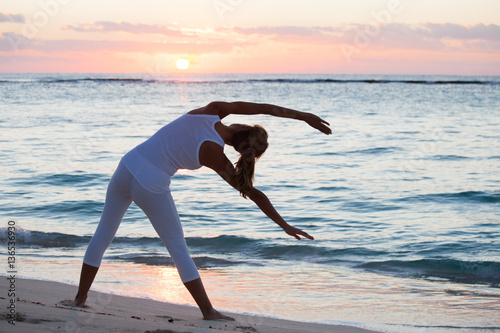 Femme Qui Fait De La Gymnastique Sur La Plage Au Coucher Du