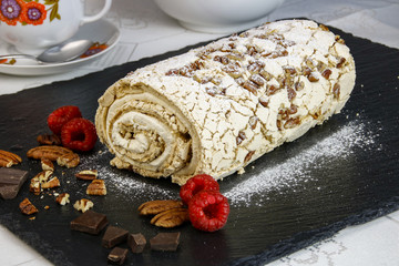 Toffee-Pecannuss Baiser-Roulade