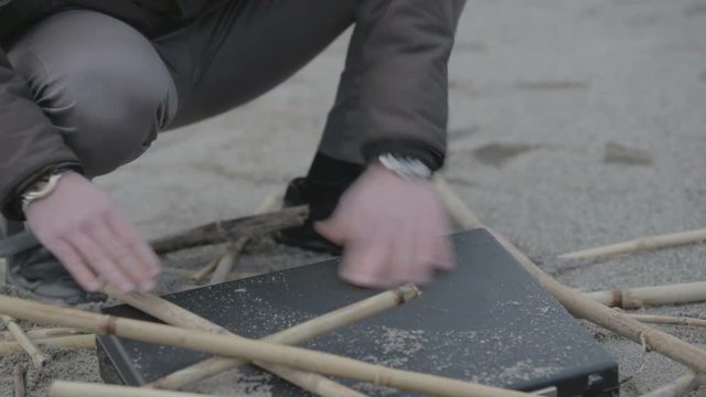 Uomo scopre una valigetta anonima insabbiata nella spiaggia