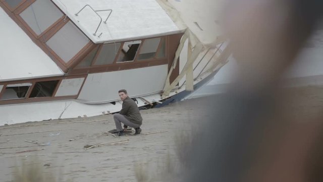 Ragazzo sorpreso a rubare una valigetta nella spiaggia