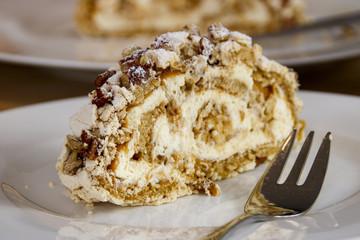 Toffee-Baiser-Roulade