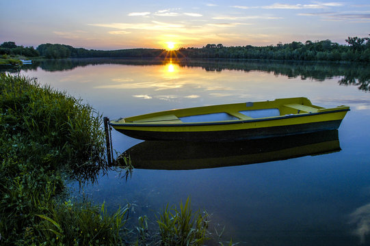 Danube side-arm Greifenstein, yellow boat, sunset, Austria, Lowe