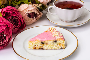 Cheesecake with dried fruits and glaze