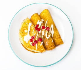 Pancake with yogurt, red currant and sugar