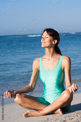 Femme Qui Fait Du Yoga Sur La Plage En été Stock Photo And