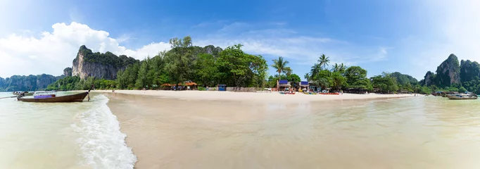 Crédence de cuisine en verre imprimé Railay Beach, Krabi, Thaïlande Plage de Railay à Krabi en Thaïlande. Asie. Panorama de la plage avec bateaux, cafés et nature en arrière-plan
