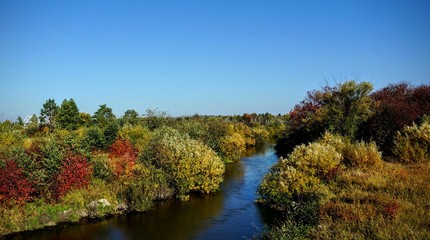 река в Сибири осенью