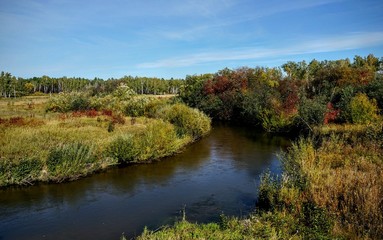 река в Сибири осенью