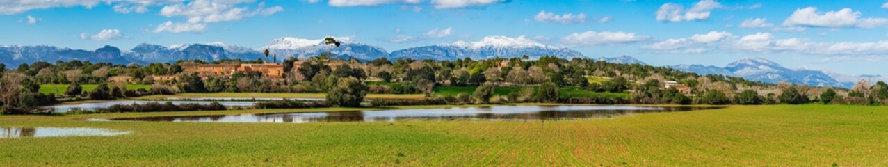 Fototapeta na wymiar Spanien Landschaft Natur Dorf Gebirge Panorama 