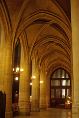 Fototapeta premium Piliers et voûtes gothique de l'église Saint-Nicolas-des-Champs à Paris, France