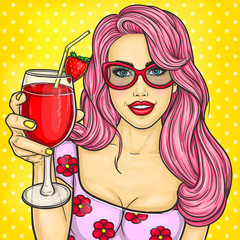 Sexy Pop-Art-Mädchen mit einem Cocktail in der Hand