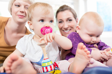 Baby hat Spaß bei der Mutter-Kind-Gymnastik