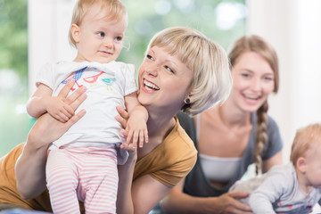 Junge Frauen mit ihren Kleinkindern in Krabbelgruppe