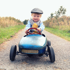 Spaß und Freude mit dem Tretauto