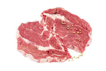 deux entrecôtes de boeuf  crues sur fond blanc