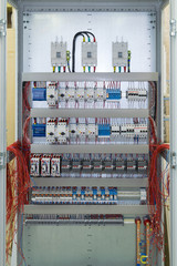 Connecting cables with cable lugs to circuit breakers in the electrical control panel