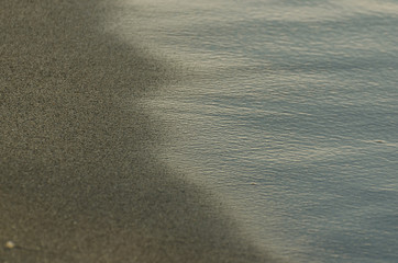 nasser sandstrand am meer
