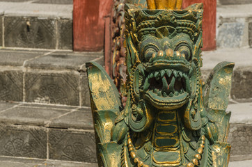 Fototapeta na wymiar gruene statue von buddhistischen tempel
