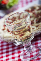 Weißwein und flammkuchen