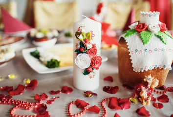 Obraz na płótnie Canvas Decorated candle and a traditional bread on the table