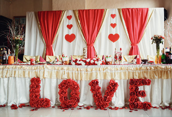 Romantic decorations for the wedding table in the restaurant