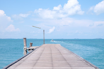 Obraz premium Wooden bridge to the sea.