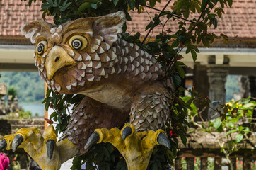 adler statue in tempel