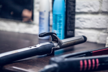 Obraz premium the hairdresser does a hair