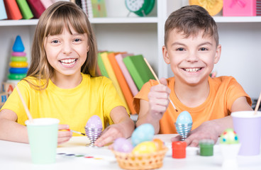 Naklejka premium Easter holiday - kid coloring eggs