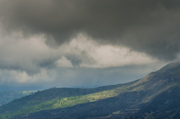 vulkan und wolken