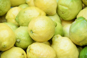 Ein ganzer Berg frischer Zitronen auf dem Wochenmarkt