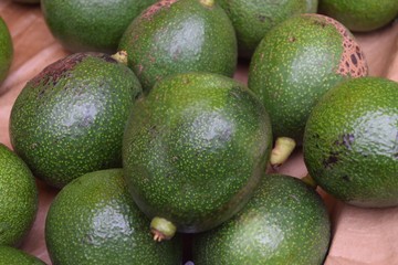 Avocados aus der Familie der Lorbeeergewächse, ein Berg frischer Avocados auf dem Wochenmarkt