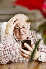 Senior mit einem Smartphone © bilderstoeckchen