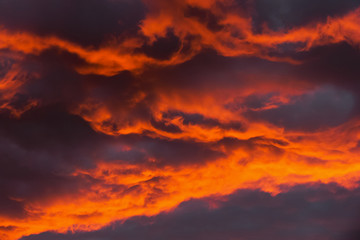Fototapeta na wymiar nuvole rosse al tramonto