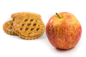 Apfel und Apfelkuchen auf wei&szlig;