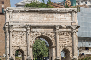 Obraz premium The Roman Forum is a plaza surrounded by many ruins of ancient government buildings in the center of Rome