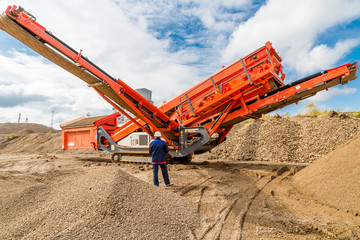 mobile sorting installation on caterpillar and gravel