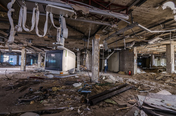 Fototapeta na wymiar monitor in verlassenen krankenhaus