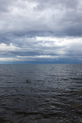 Obraz premium cloudy weather on the sea as background