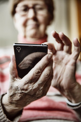 Seniorin mit einem Smartphone